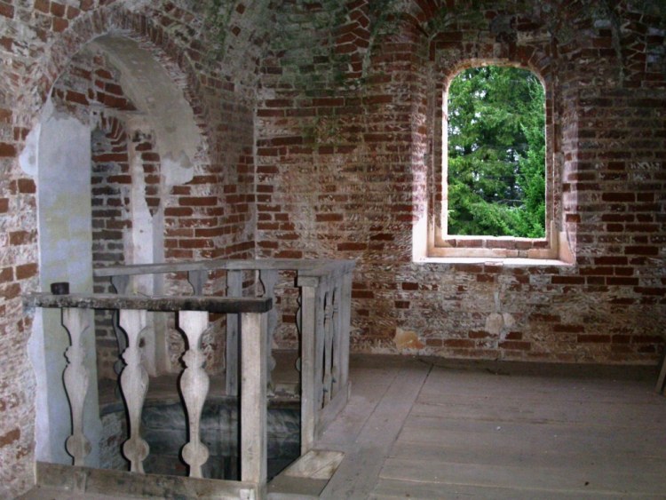 Церковь Рождества Христова, Цылиба (Цилиба), урочище (Ленский район, Архангельская область). интерьер и убранство, вход на второй ярус и проход на средний ярус колокольни (слева)