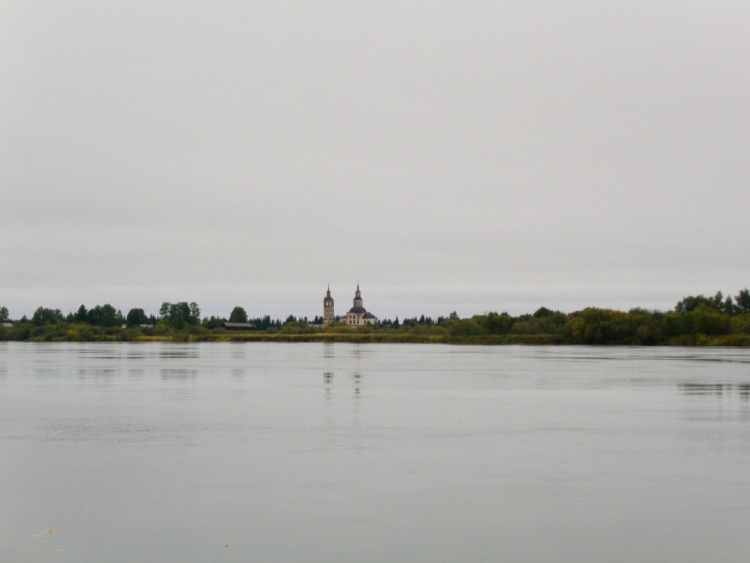 Церковь Троицы Живоначальной, Вожем (Ленский район, Архангельская область). общий вид в ландшафте, вид с левого берега Вычегды