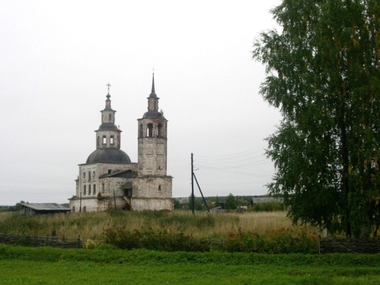 Вожем. Церковь Троицы Живоначальной. общий вид в ландшафте, вид с северо-запада