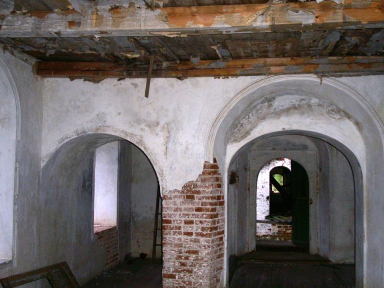 Церковь Троицы Живоначальной, Вожем (Ленский район, Архангельская область). интерьер и убранство, вид на вход со стороны галереи от основного объема верхней церкви