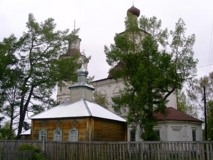 Часовня Георгия Победоносца, Яренск (Ленский район, Архангельская область). общий вид в ландшафте, вид с юго-востока; на заднем плане - Преображенский собор