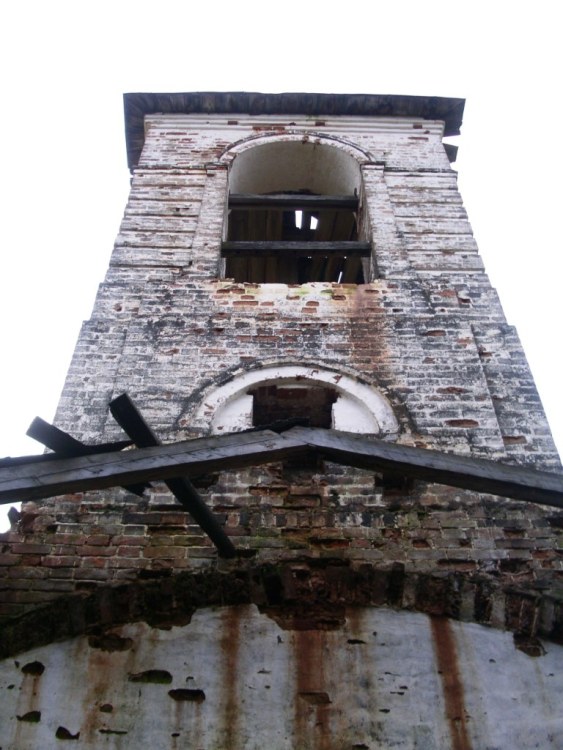 Церковь Иоанна Богослова, Богослово (Ленский район, Архангельская область). архитектурные детали, вид на верхний ярус колокольни со стороны основного объема