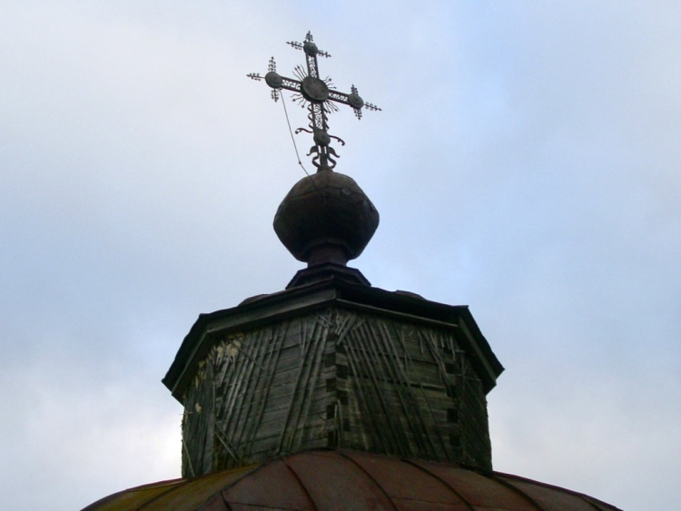 Церковь Иоанна Богослова, Богослово (Ленский район, Архангельская область). архитектурные детали, венчание купола, вид с северо-запада, от колокольной лестницы