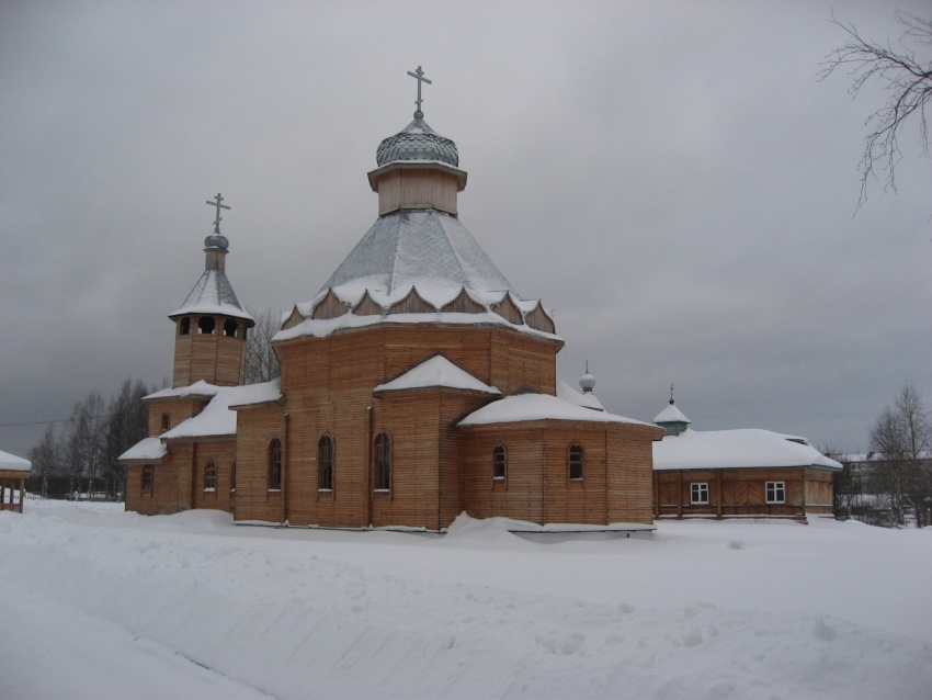 Микунь. Церковь Успения Пресвятой Богородицы. общий вид в ландшафте