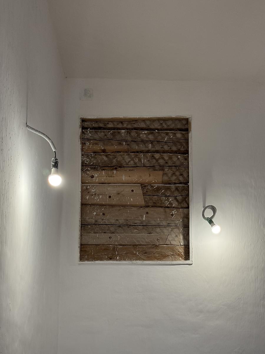 Часть сруба, оставленная раскрытой после реставрации, дополнительная информация. Церковь Иоанна Богослова, Первомайский (Анисимово) (Чагодощенский район, Вологодская область)