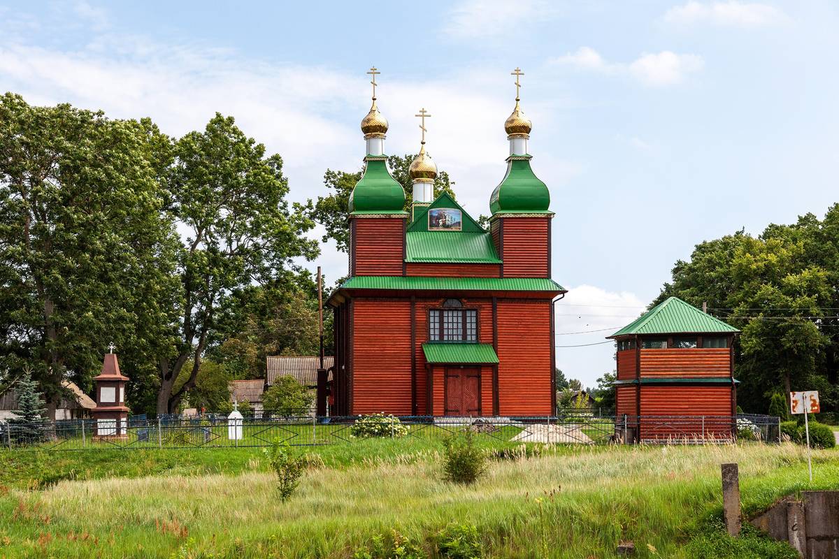 общий вид в ландшафте. Церковь Георгия Победоносца, Воловель (Дрогичинский район, Беларусь, Брестская область)