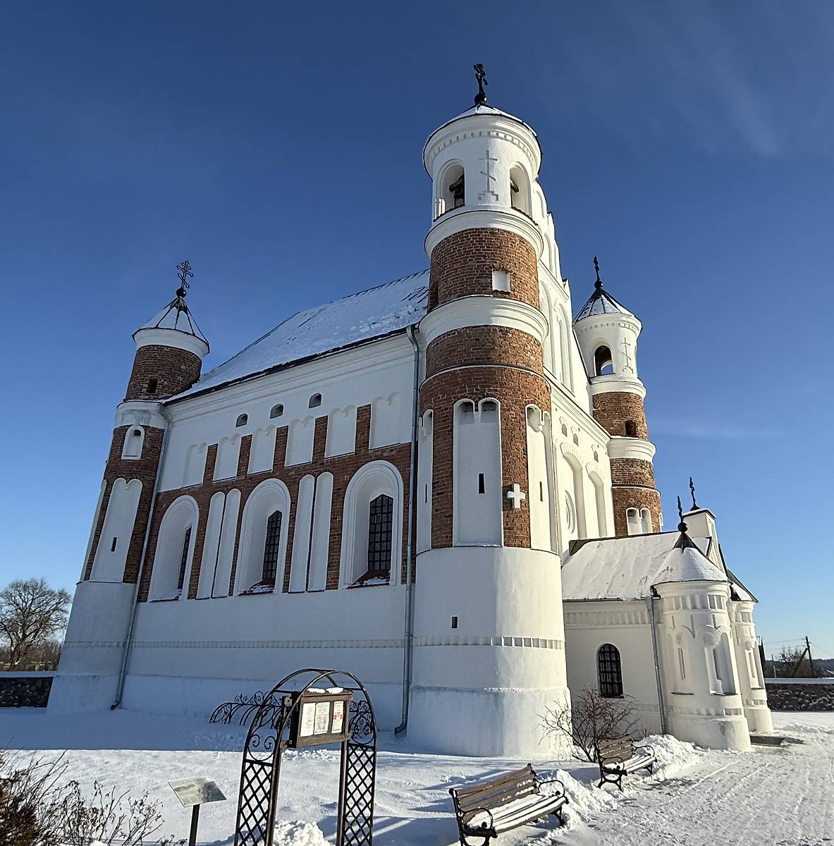 Вид с северо-запада, фасады. Церковь Рождества Пресвятой Богородицы, Мурованка (Щучинский район, Беларусь, Гродненская область)