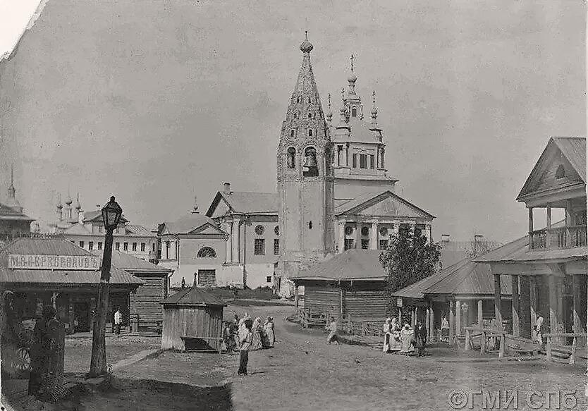 Фотография с видом Крестовоздвиженской церкви (Бориса и Глеба) с шатровой колокольней. Приблизительная датировка: 1900-1912 гг. С сайта: pastvu.com, архивная фотография. Церковь Воздвижения Креста Господня (Бориса и Глеба), Солигалич (Солигаличский район, Костромская область)