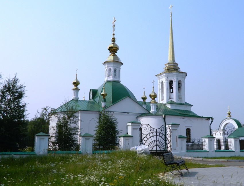 Берёзово. Церковь Рождества Пресвятой Богородицы. общий вид в ландшафте