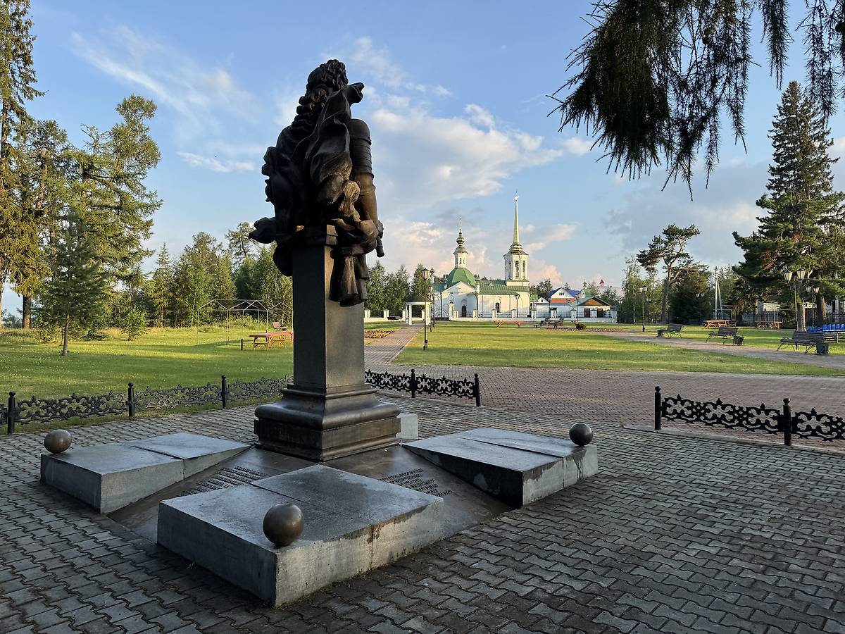 Памятник А.Д. Меншикову на фоне церкви, дополнительная информация. Церковь Рождества Пресвятой Богородицы, Берёзово (Берёзовский район, Ханты-Мансийский автономный округ)