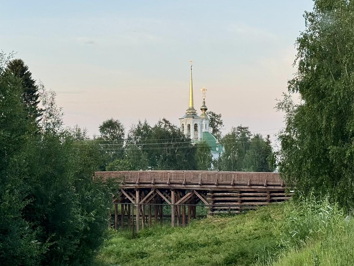 Церковь и деревянный мост, общий вид в ландшафте. Церковь Рождества Пресвятой Богородицы, Берёзово (Берёзовский район, Ханты-Мансийский автономный округ)