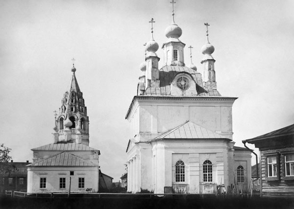 Церковь Смоленской иконы Божией Матери, Галич (Галичский район, Костромская область). архивная фотография, Христорождественская (слева) и Смоленская (справа) церкви. Фото С.А.Орлова нач. XX в. Фотоархив ИИМК РАН. http://www.old-churches.ru/ga_003.htm
