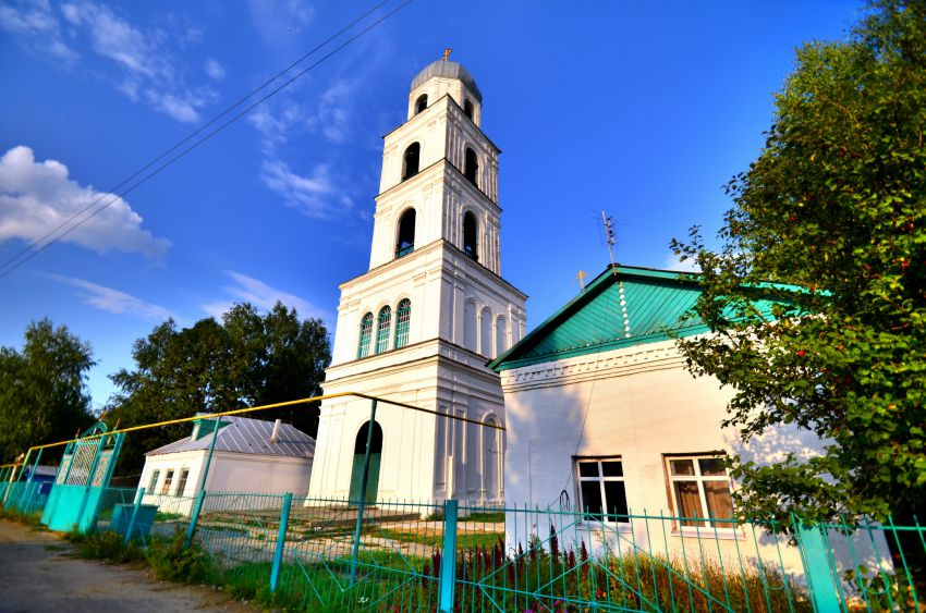 Церковь Воздвижения Креста Господня, Красные Четаи (Красночетайский район, Республика Чувашия). общий вид в ландшафте