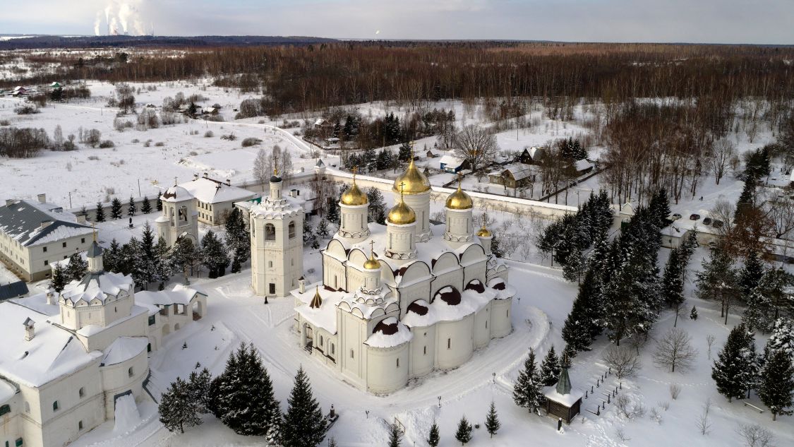 Болдино. Троицкий Герасимо-Болдинский мужской монастырь. Собор Троицы Живоначальной. общий вид в ландшафте