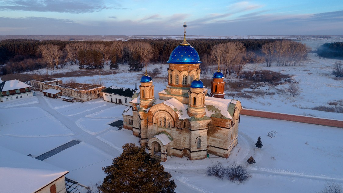 Верхняя Теча. Верхтеченский Троицкий женский монастырь. Церковь Николая Чудотворца. общий вид в ландшафте