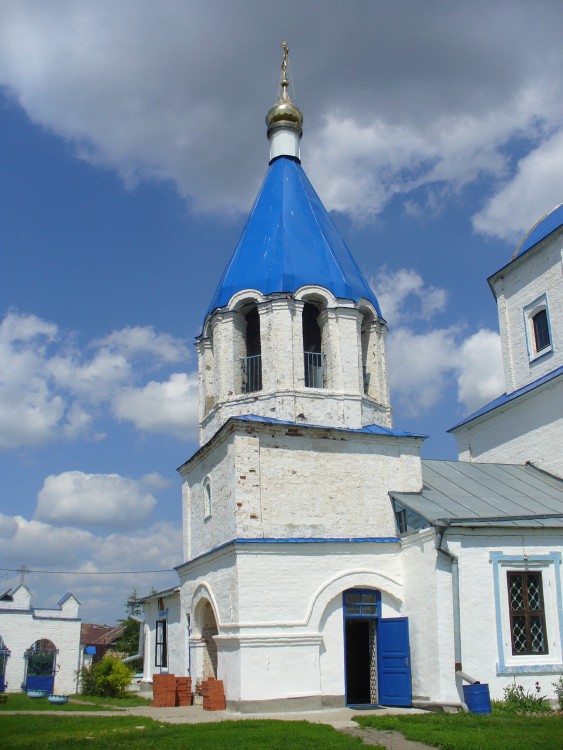 Церковь Смоленской иконы Божией Матери, Аркатово (Пестречинский район, Республика Татарстан). архитектурные детали, Колокольня имеет небольшой крен в сторону от самой церкви.