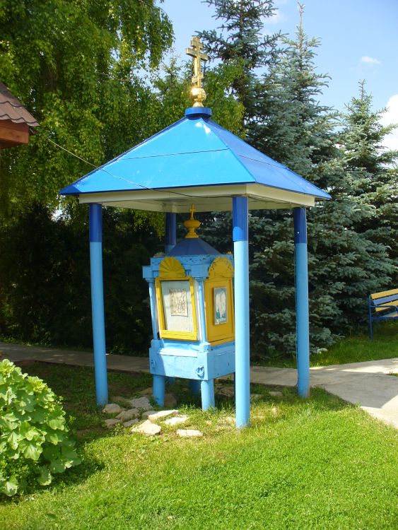 Церковь Смоленской иконы Божией Матери, Аркатово (Пестречинский район, Республика Татарстан). дополнительная информация, Часовенка во дворе церкви, рядом со входом.