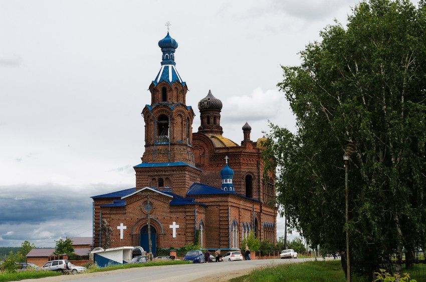 Бруснятское. Церковь Казанской иконы Божией Матери. общий вид в ландшафте