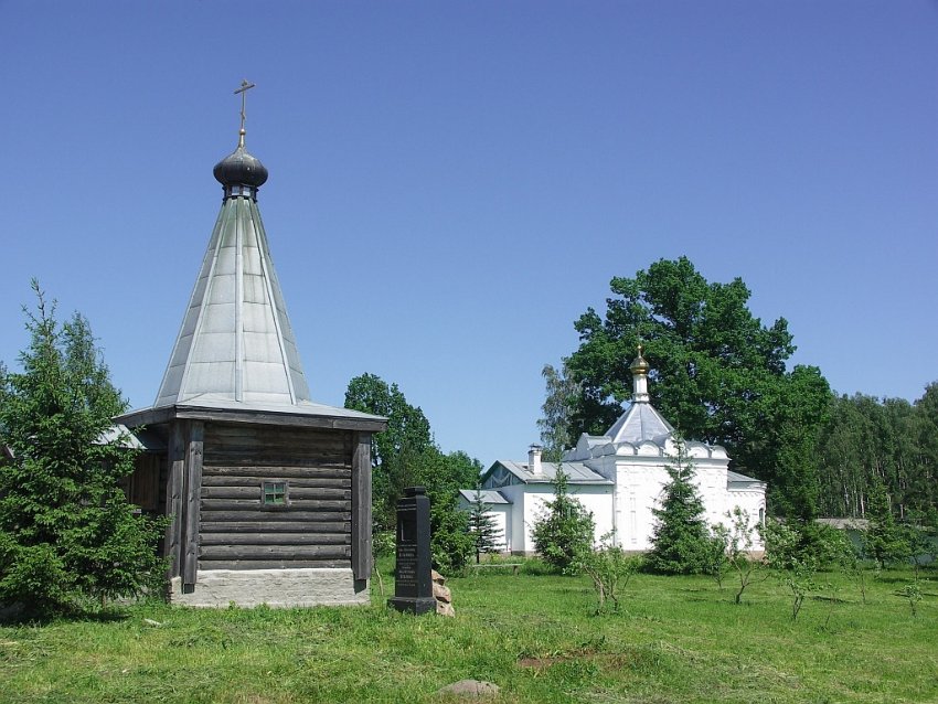 Троицкий Герасимо-Болдинский мужской монастырь. Часовня, Болдино (Дорогобужский район, Смоленская область). фасады, справа церковь Тихона Задонского