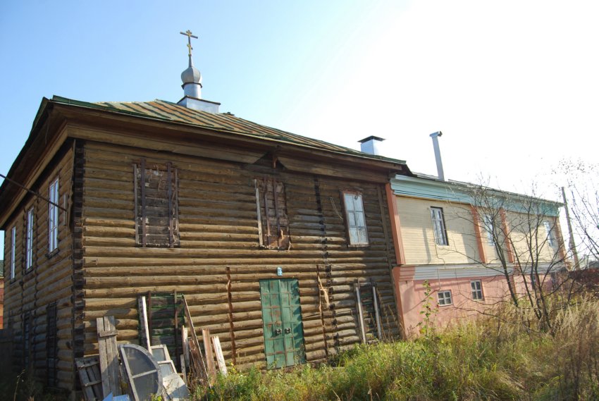 Куровское. Церковь Спаса Преображения. фасады, Церковь создана в 1994 году, когда под нее было выделено гражданское здание, построенное до 1917 года