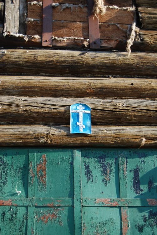 Куровское. Церковь Спаса Преображения. архитектурные детали, Крест над входной дверью в Церковь