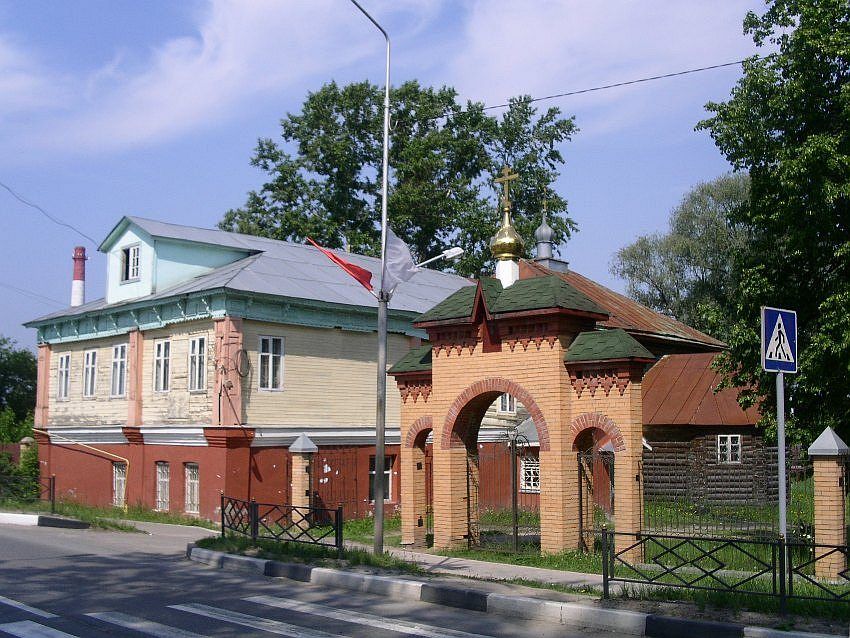 Церковь Преображения Господня, Куровское (Орехово-Зуевский городской округ, Московская область). фасады, вид с юго-востока, на переднем плане - врата на общую с Иоанновской церковью территорию