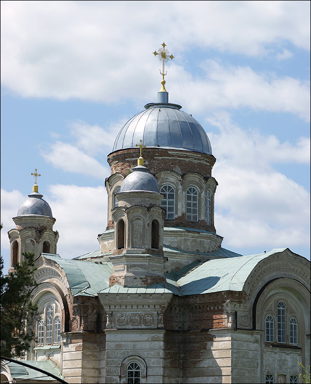 Верхняя Теча. Верхтеченский Троицкий женский монастырь. Церковь Николая Чудотворца. архитектурные детали, Завершение главного храма. Вид с Юго-Востока