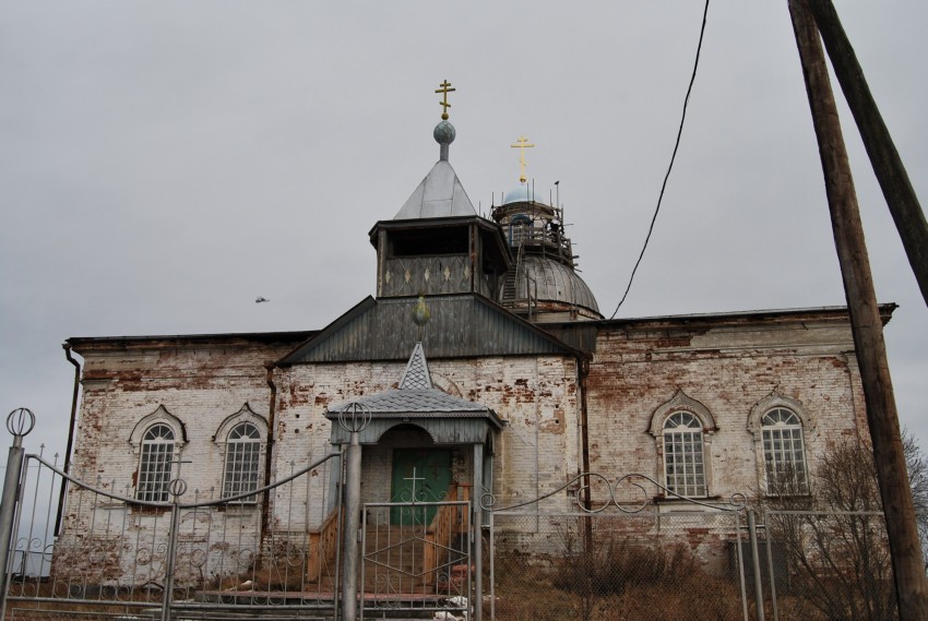 Кисловское. Церковь Петра и Павла. общий вид в ландшафте