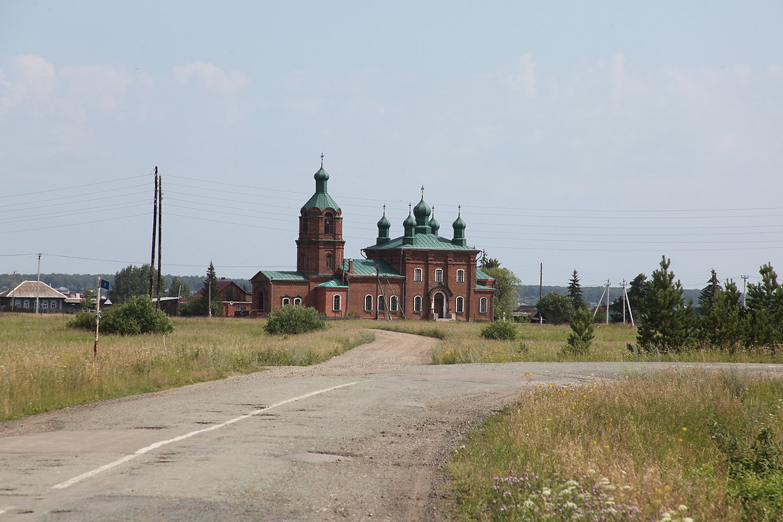 Церковь Илии Пророка, Клеопино (Каслинский район, Челябинская область). общий вид в ландшафте, Вид от въезда в село