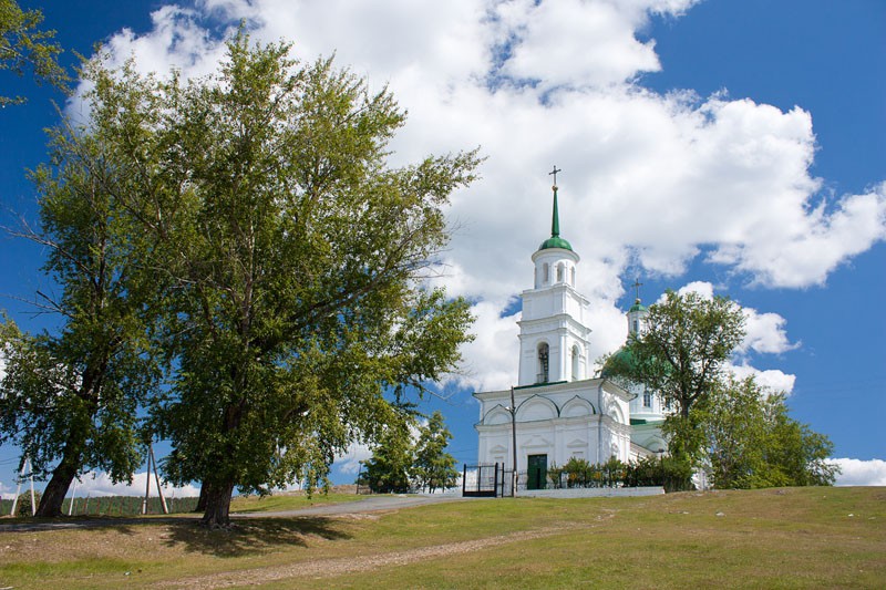 Черноисточинск. Церковь Петра и Павла. общий вид в ландшафте