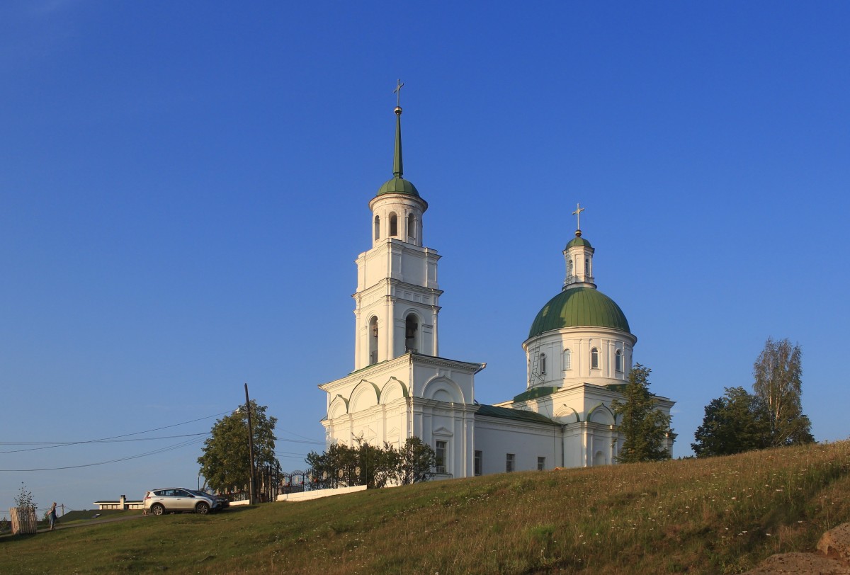 Черноисточинск. Церковь Петра и Павла. фасады, Вид со склона церковного холма