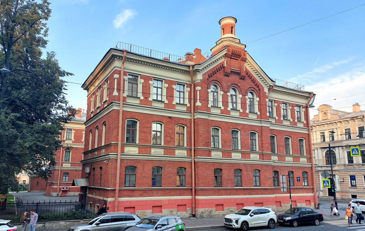 Домовая церковь Марии Магдалины при бывшем Училище лекарских помощниц и фельдшериц, Центральный район (Санкт-Петербург, г. Санкт-Петербург). общий вид в ландшафте