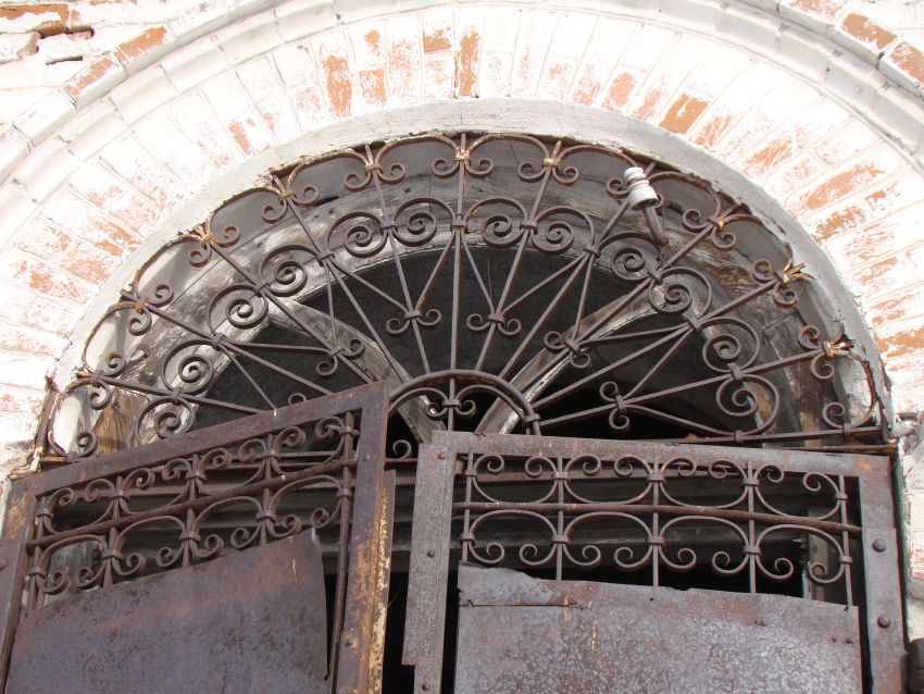 Камышево. Церковь Георгия Победоносца. архитектурные детали, Сохранившаяся решетка на дверях храма.