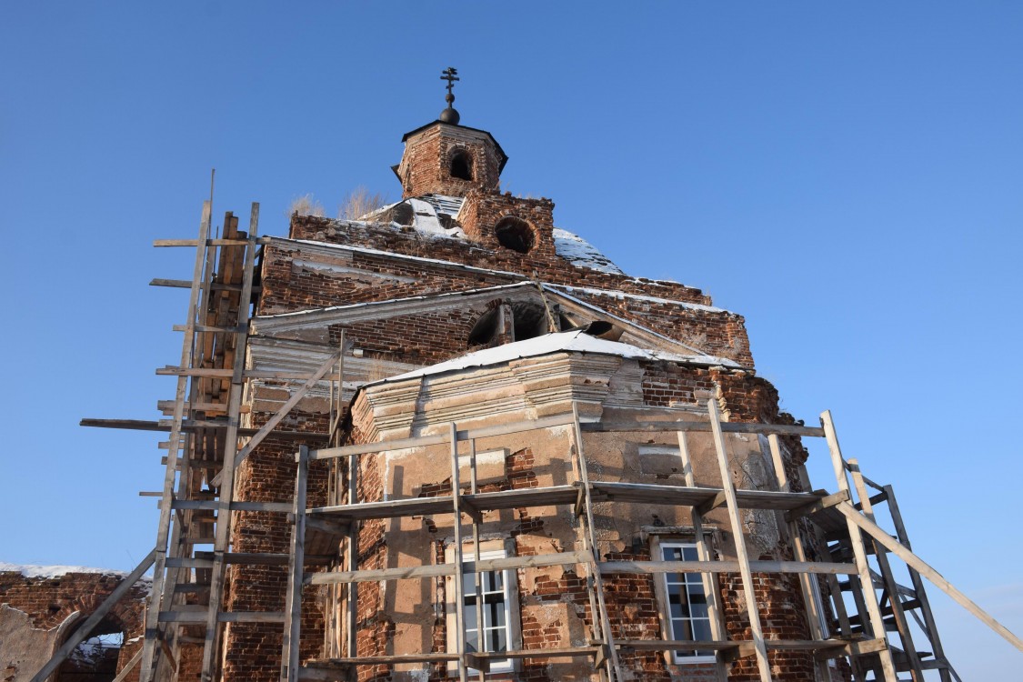 Церковь Тихвинской иконы Божией Матери, Рыбниковское (Каменский район (Каменский ГО), Свердловская область). архитектурные детали, Алтарная часть выполнен в виде усеченного шестигранника