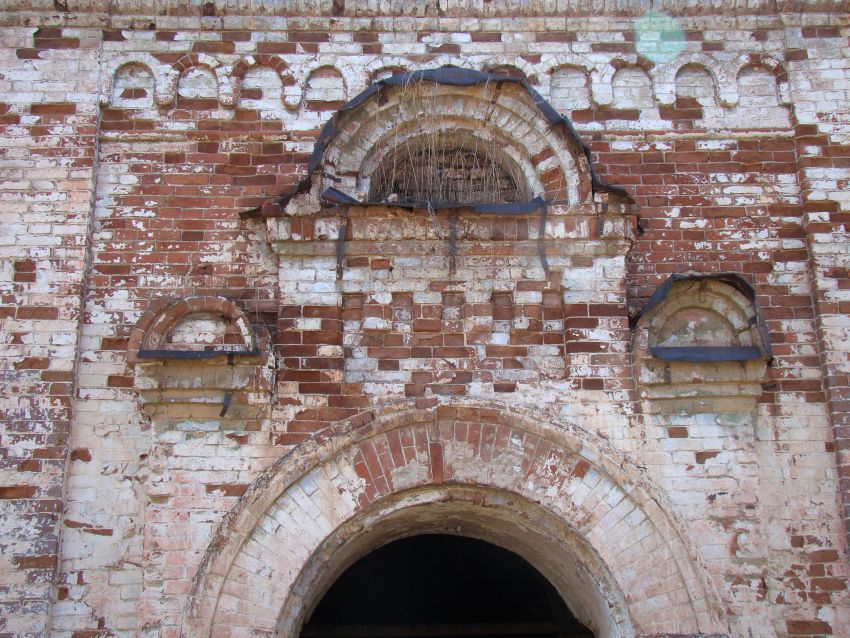 Церковь Преображения Господня, Окулово (Каменский район (Каменский ГО), Свердловская область). архитектурные детали, Украшения на кладке над главным входом.