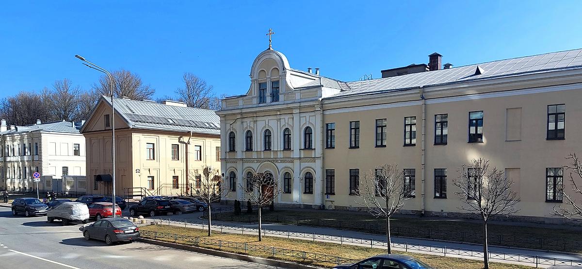 общий вид в ландшафте. Домовая церковь Петра и Павла при Клиническом военном госпитале, Выборгский район (Санкт-Петербург, г. Санкт-Петербург)