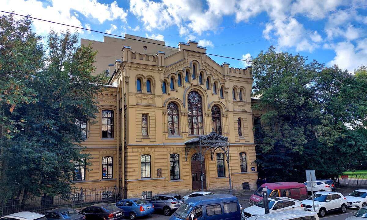 Домовая церковь Петра и Павла при бывшем Императорском коммерческом училище, Центральный район (Санкт-Петербург, г. Санкт-Петербург). общий вид в ландшафте