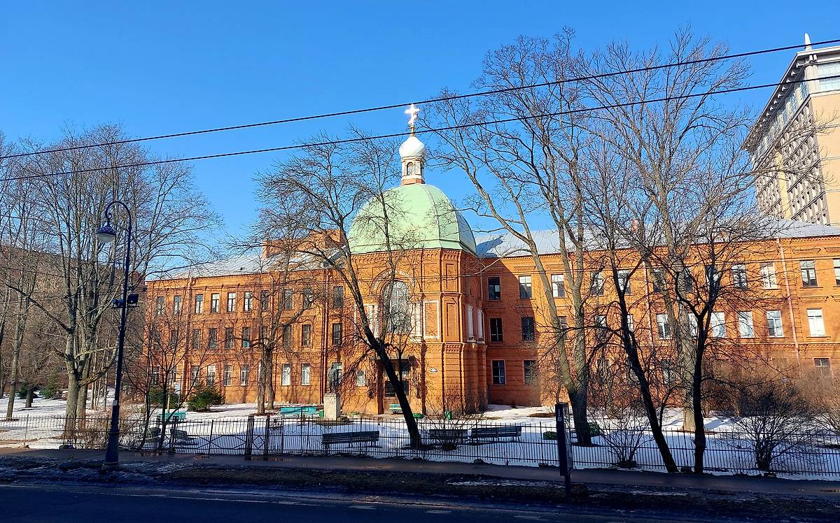 общий вид в ландшафте. Домовая церковь иконы Божией Матери "Всех скорбящих Радость" при Покровской больнице, Василеостровский район (Санкт-Петербург, г. Санкт-Петербург)