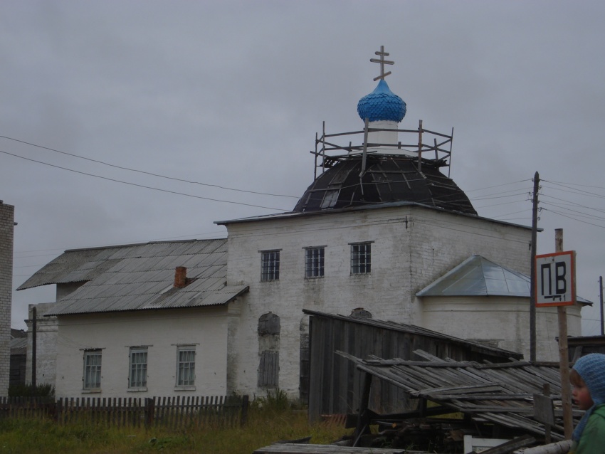 Церковь Покрова Пресвятой Богородицы, Усть-Ваеньга (Виноградовский район, Архангельская область). дополнительная информация, В советские годы в церкви был магазин и склад.Сейчас силами приходского совета медленно восстанавливается.