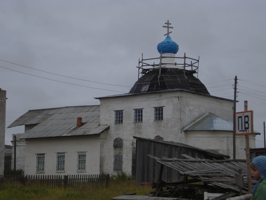 Усть-Ваеньга. Церковь Покрова Пресвятой Богородицы. дополнительная информация, В советские годы в церкви был магазин и склад.Сейчас силами приходского совета медленно восстанавливается.