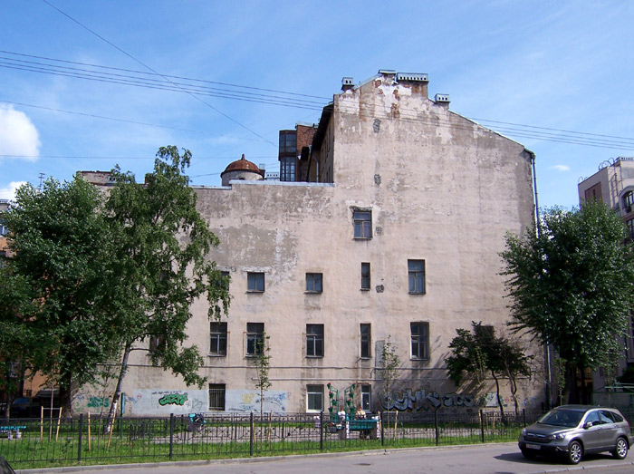 Петроградский район. Церковь Благовещения Пресвятой Богородицы при бывшем приюте для мальчиков и девочек в память Г.С. Буштуева. общий вид в ландшафте