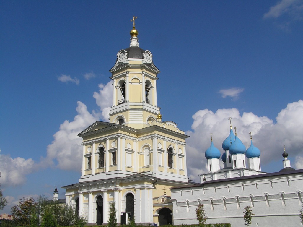 Высоцкий монастырь. Церковь Трех Святителей в колокольне, Серпухов (Серпуховский городской округ и гг. Протвино, Пущино, Московская область). фасады