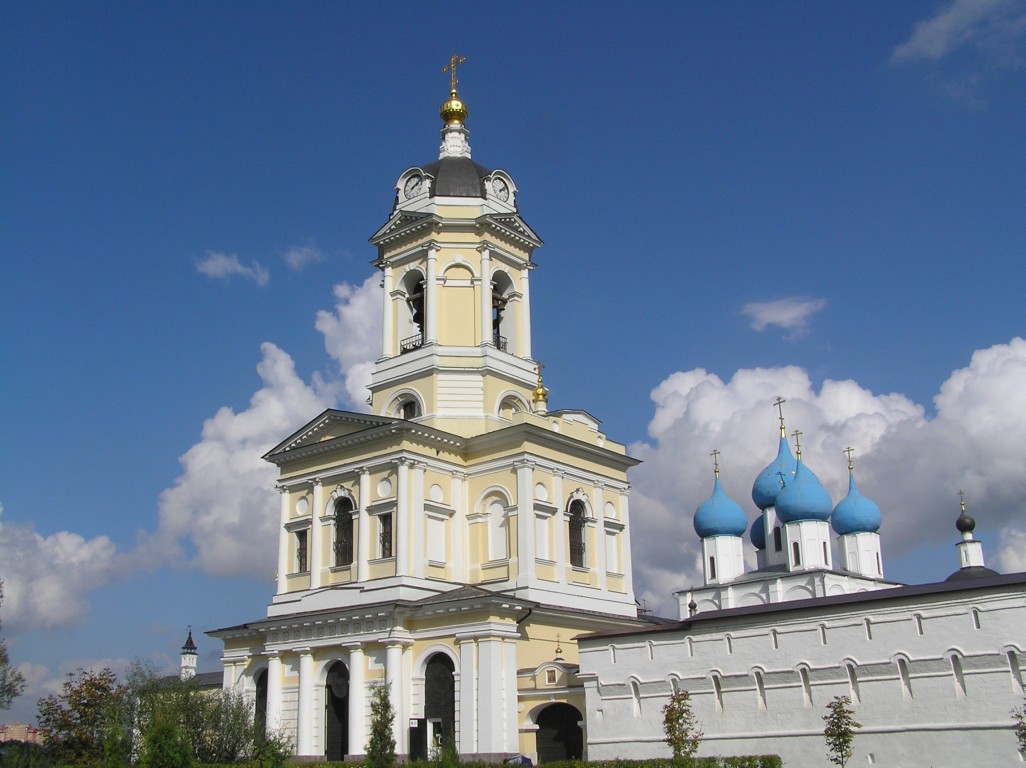 Серпухов. Высоцкий монастырь. Церковь Трех Святителей Великих в колокольне. фасады