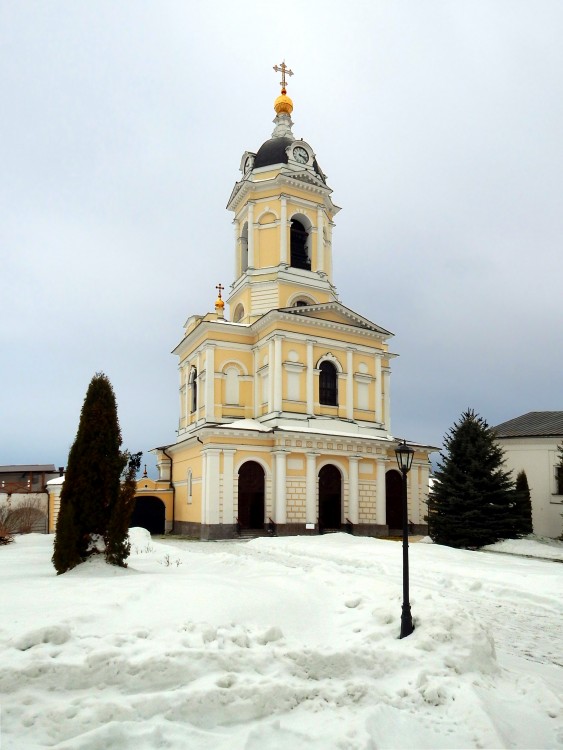 Высоцкий монастырь. Церковь Трех Святителей в колокольне, Серпухов (Серпуховский городской округ и гг. Протвино, Пущино, Московская область). фасады