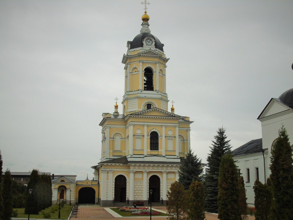 Высоцкий монастырь. Церковь Трех Святителей в колокольне, Серпухов (Серпуховский городской округ и гг. Протвино, Пущино, Московская область). общий вид в ландшафте