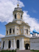 Высоцкий монастырь. Церковь Трех Святителей в колокольне