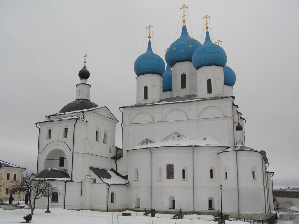 Высоцкий монастырь. Церковь Сергия Радонежского, Серпухов (Серпуховский городской округ и гг. Протвино, Пущино, Московская область). общий вид в ландшафте