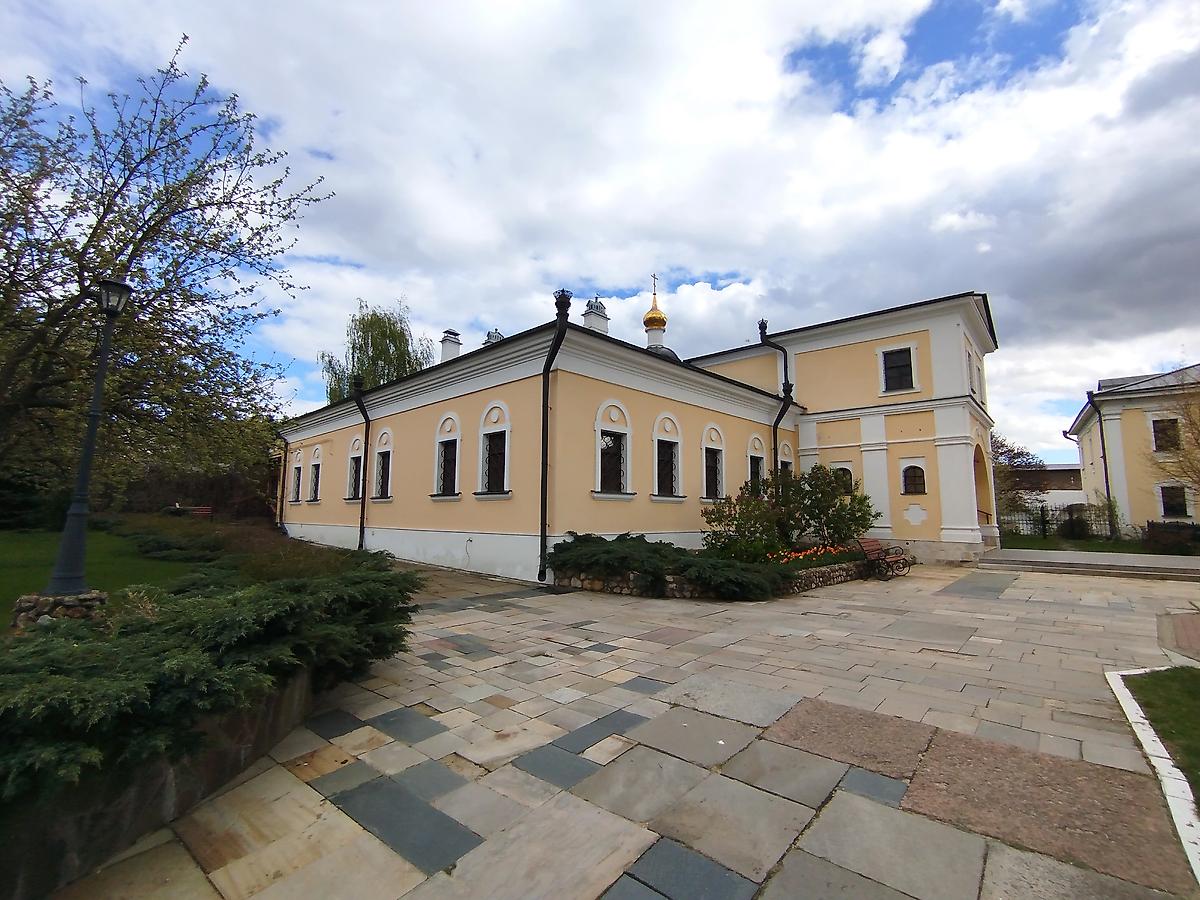 фасады. Церковь иконы Божией Матери "Скоропослушница" в настоятельском корпусе Высоцкого монастыря, Серпухов (Серпуховский городской округ и гг. Протвино, Пущино, Московская область)