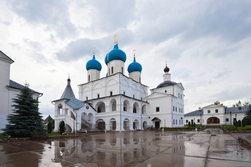 Высоцкий монастырь. Собор Зачатия Праведной Анны, Серпухов (Серпуховский городской округ и гг. Протвино, Пущино, Московская область). общий вид в ландшафте, Собор Зачатия Праведной Анны Высоцкого монастыря