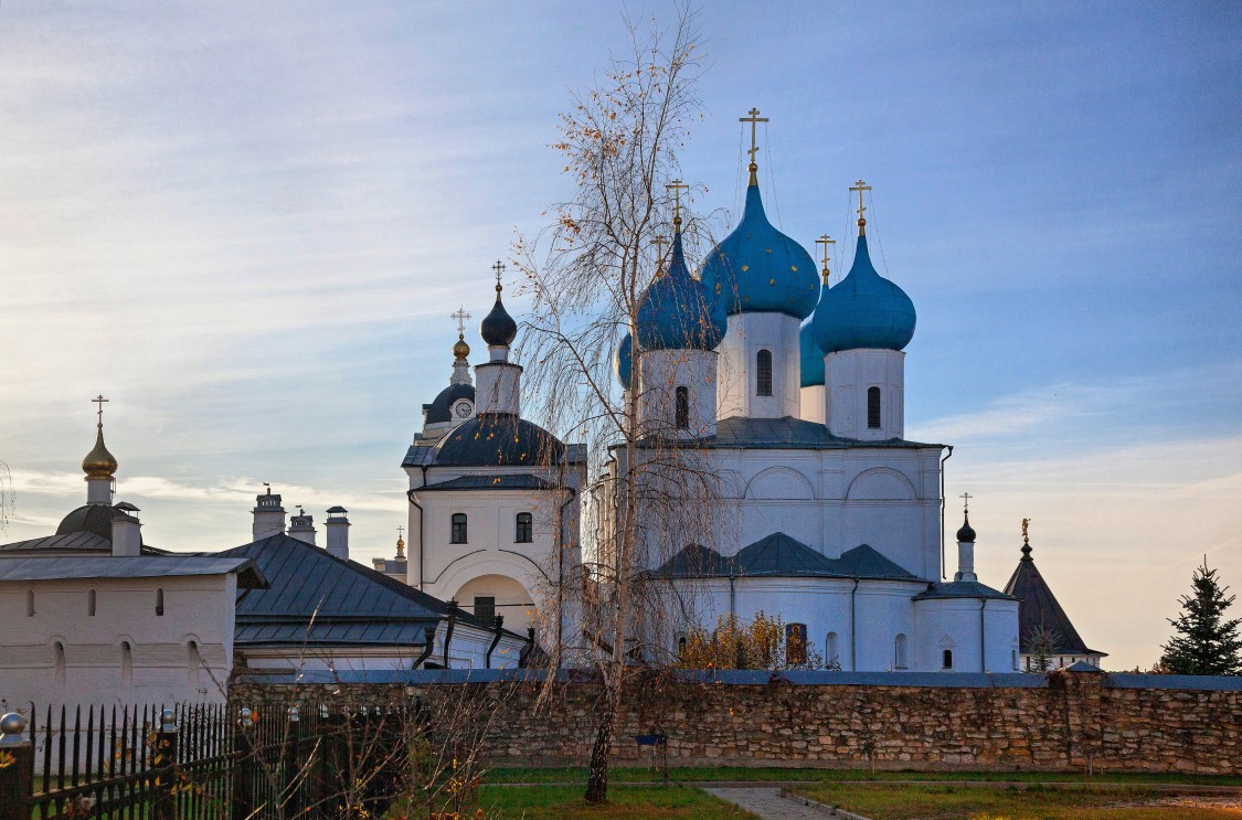 Серпухов. Высоцкий монастырь. Собор Зачатия Праведной Анны. общий вид в ландшафте